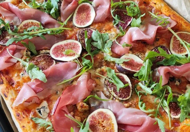 Pizza gourmet z figami i serem pleśniowym