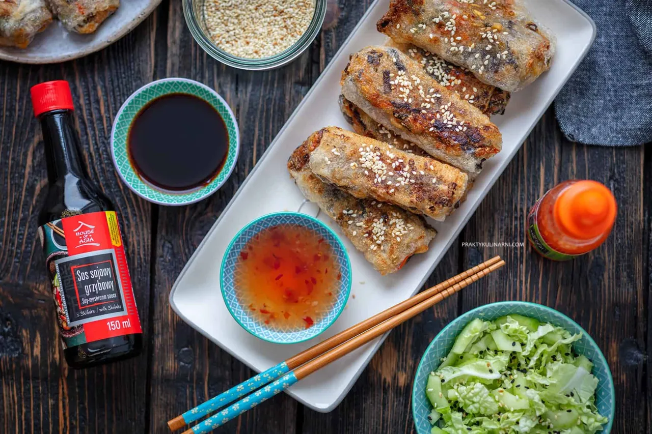 Chrupiące sajgonki, sos słodko-kwaśny, sos sojowy i sur&oacute;wka z kapusty. Idealne na przekąskę, co to są sajgonki?