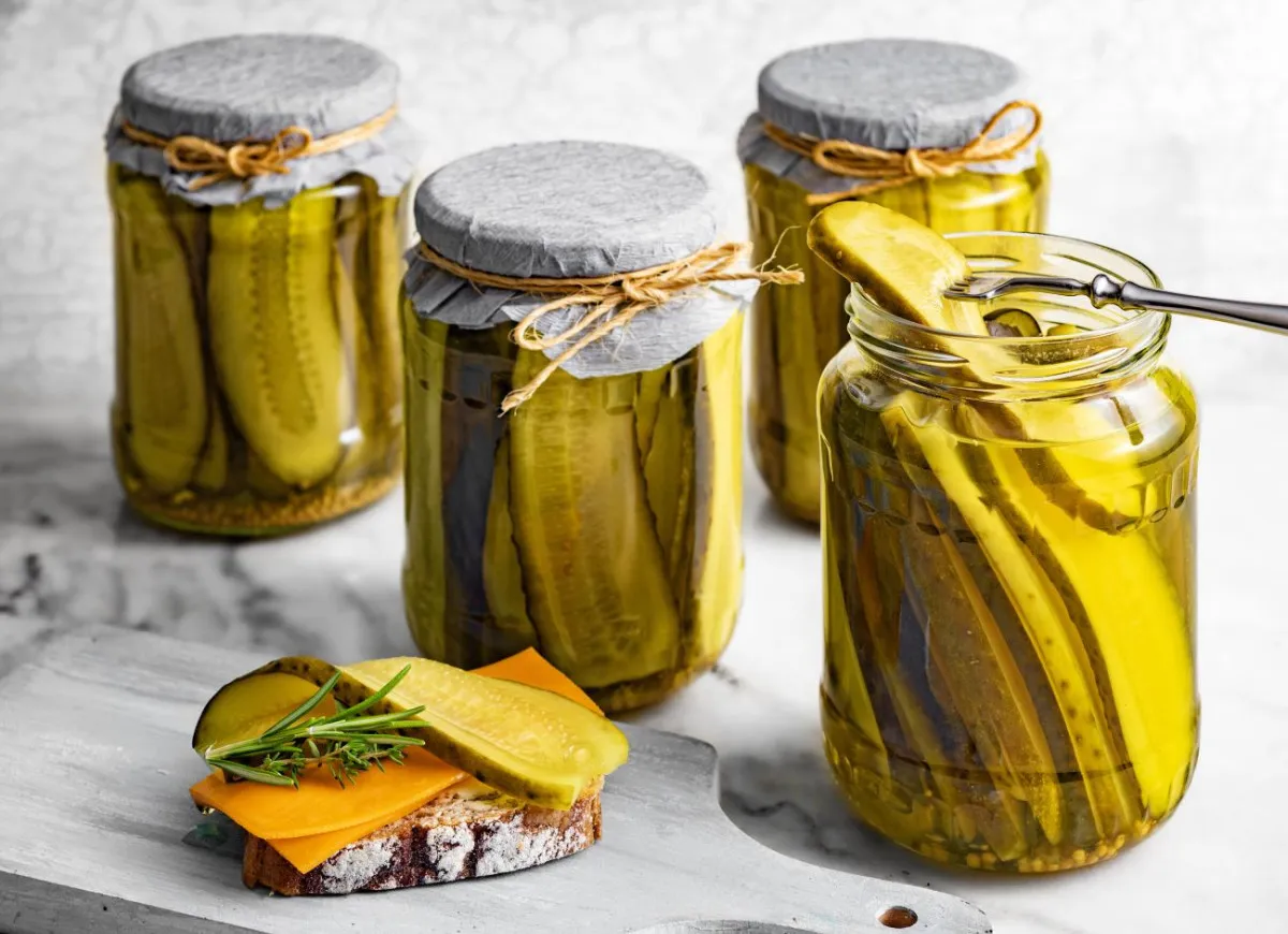Słoiki z tartymi og&oacute;rkami gotowe do pasteryzacji