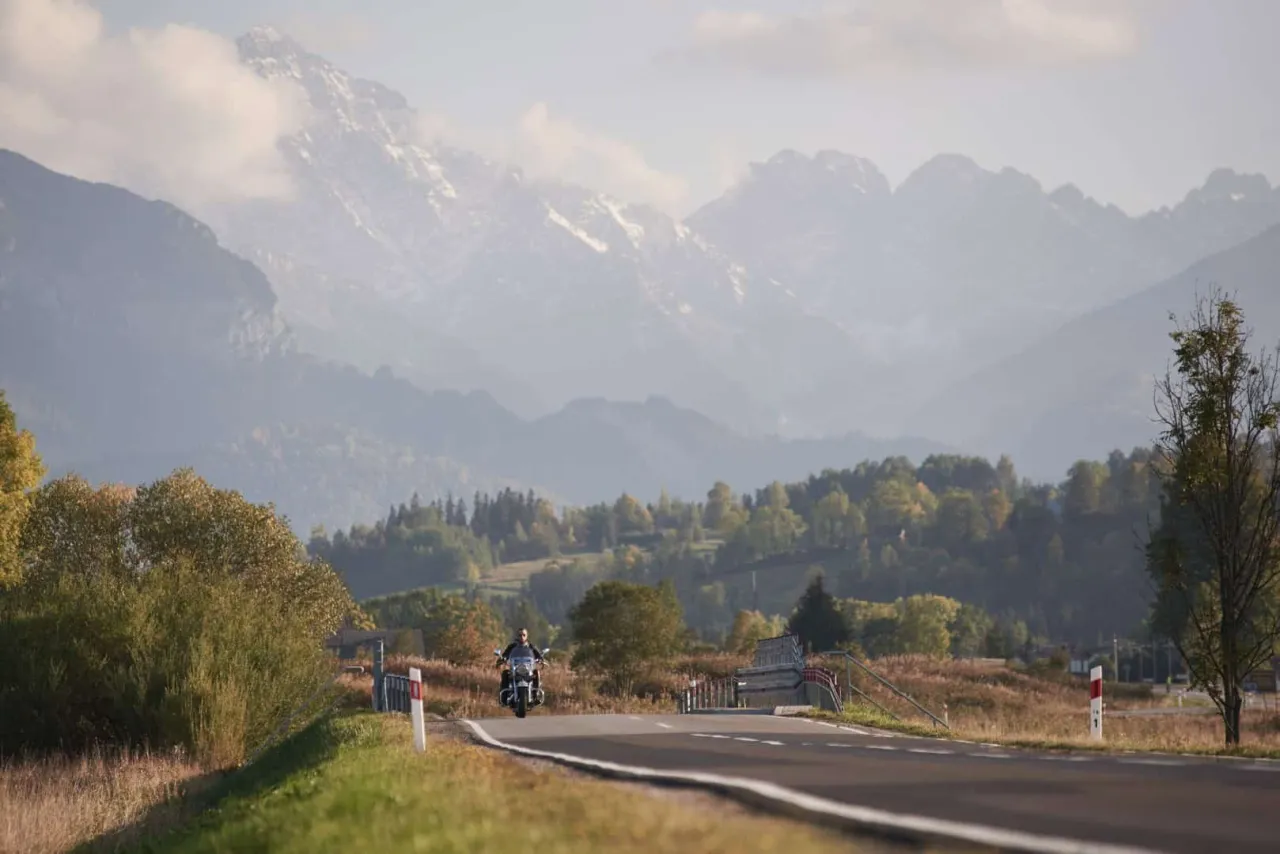 motocykl na malowniczej drodze łódzkie