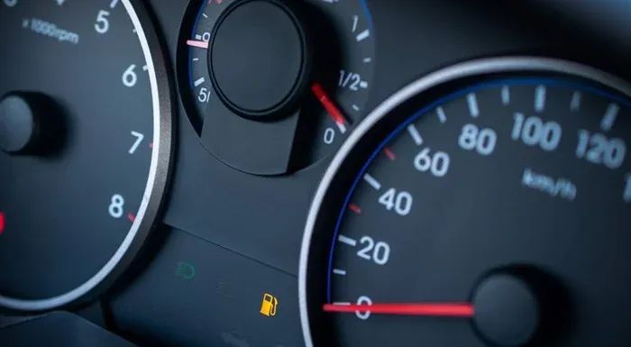 tankowanie paliwa pod korek licznik kilometr&oacute;w