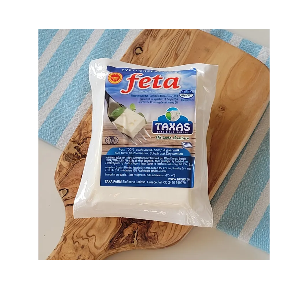 R&oacute;żne opakowania sera feta z oznaczeniem PDO w sklepie