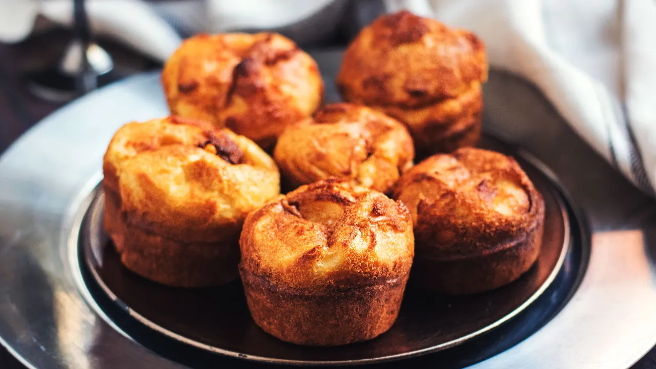 Sześć złotych, puszystych wypieków na tacy. Czy to właśnie co to pudding?