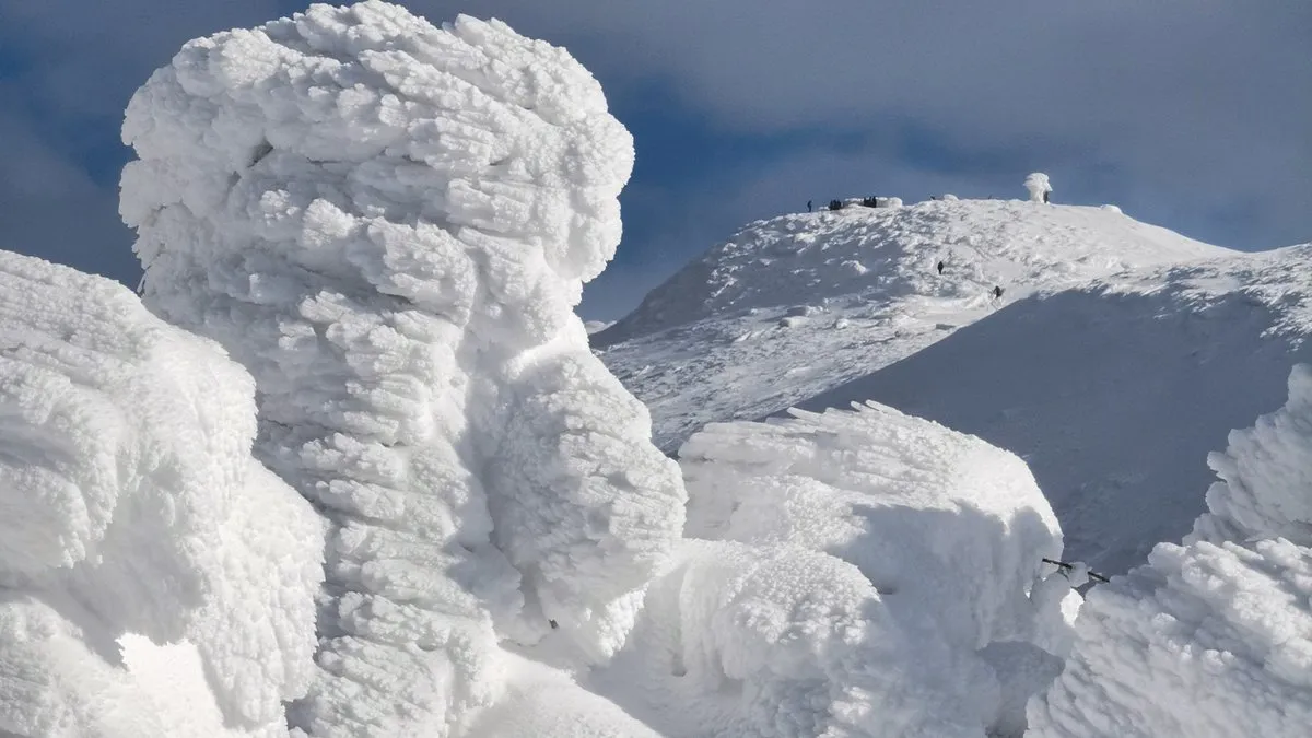 Babia Góra zimą raki śnieg