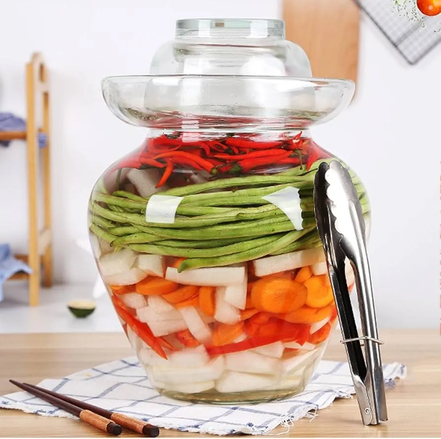 Kimchi przechowywane w lod&oacute;wce, słoiki