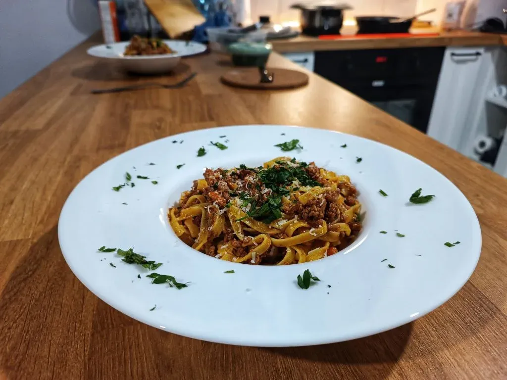 sposób podawania ragù alla bolognese z tagliatelle