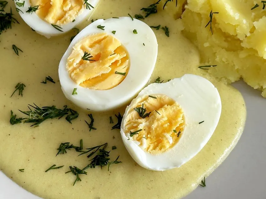 Jajka w sosie musztardowym z ziemniakami i koperkiem