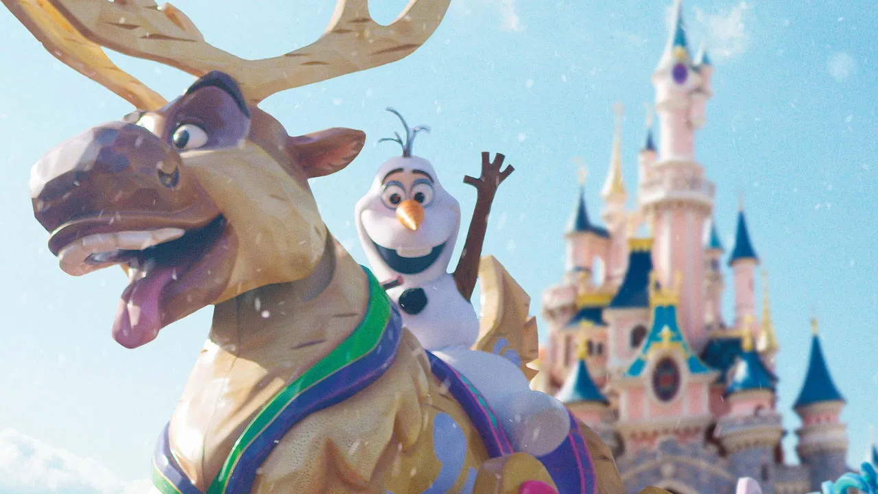 Olaf na reniferze przed zamkiem w Disneylandzie Paryż. Niezapomniane atrakcje czekają!