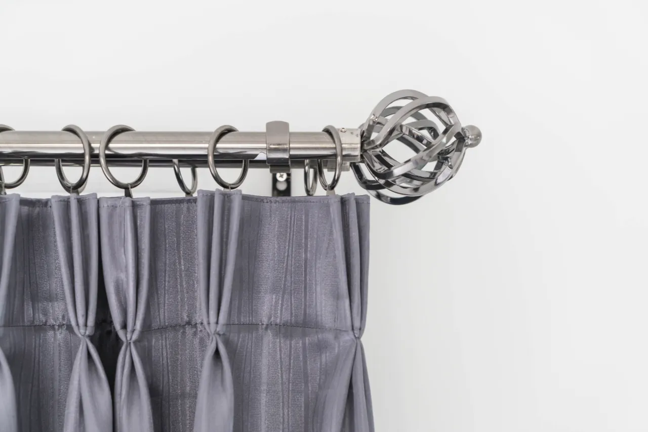 Montaż karnisza ściennego krok po kroku