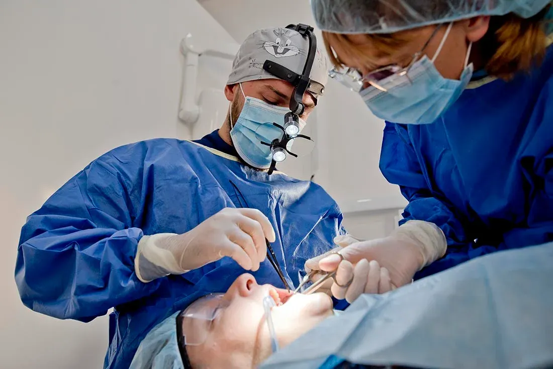 dentysta implantolog ortodonta chirurg szczękowy