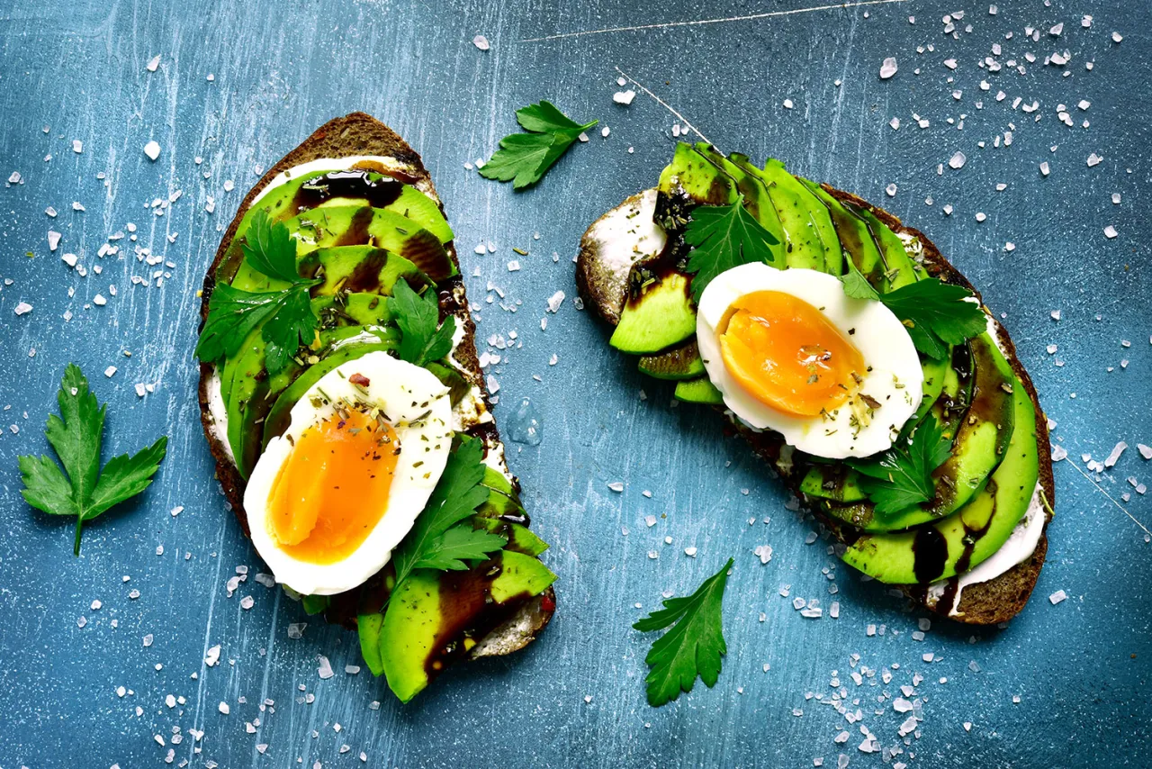 r&oacute;żnorodne bezglutenowe śniadania, st&oacute;ł śniadaniowy