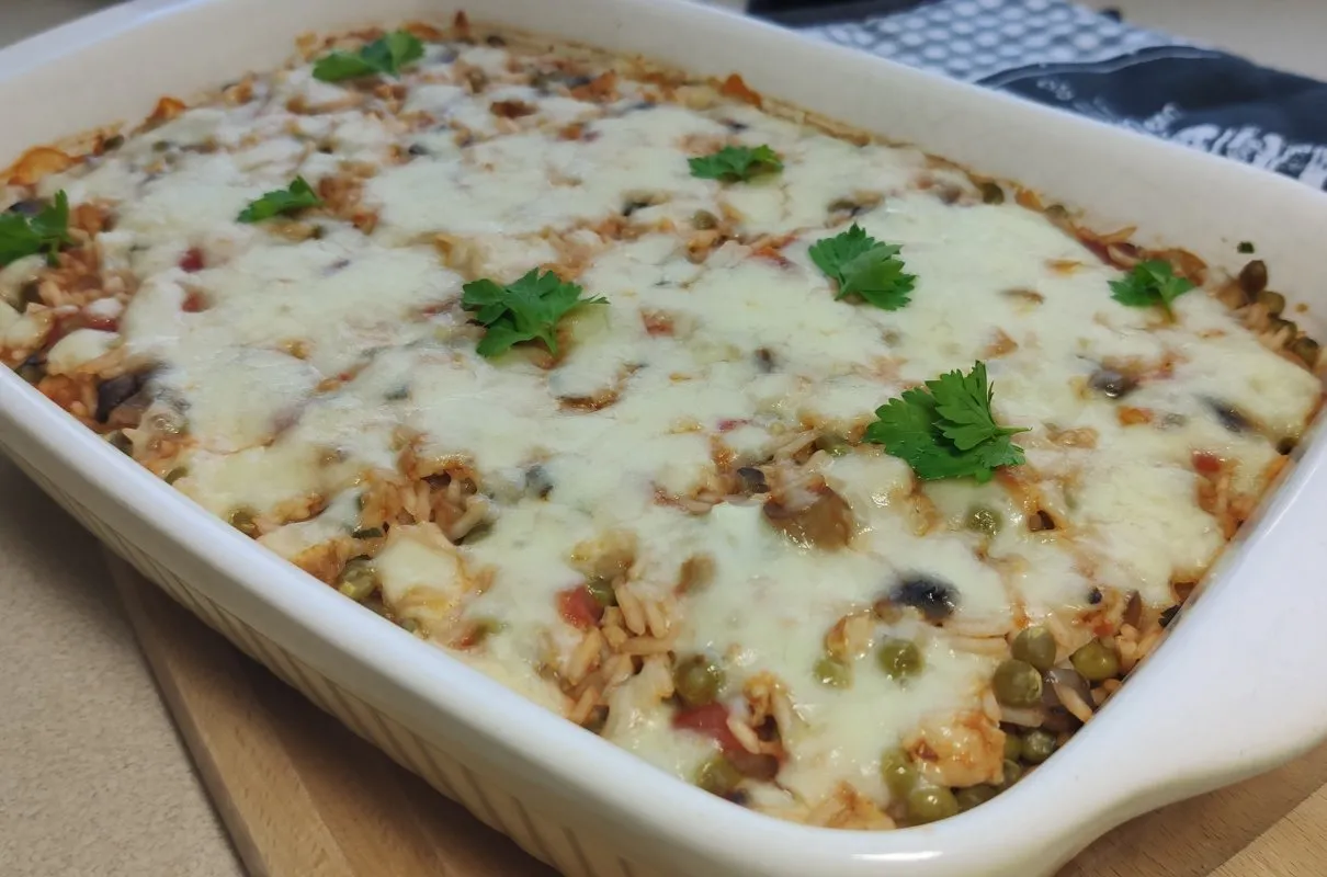 zapiekanka ryżowa z mięsem mielonym z sur&oacute;wką