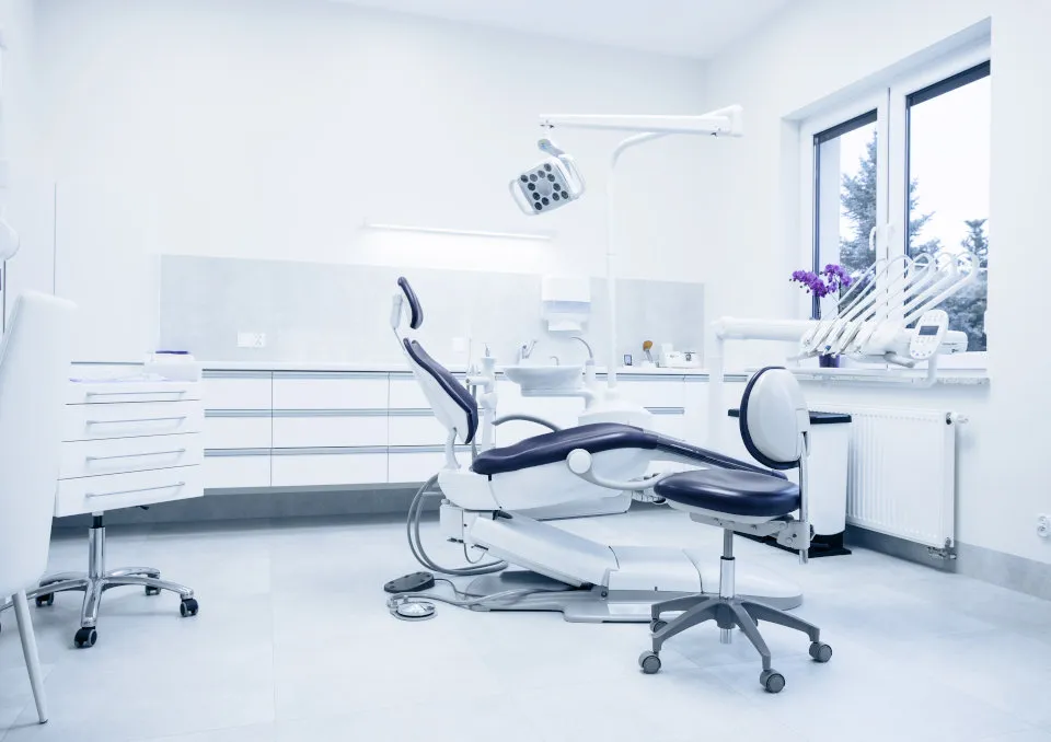 dentysta w gabinecie prywatnym, praca na kontrakcie, własny gabinet