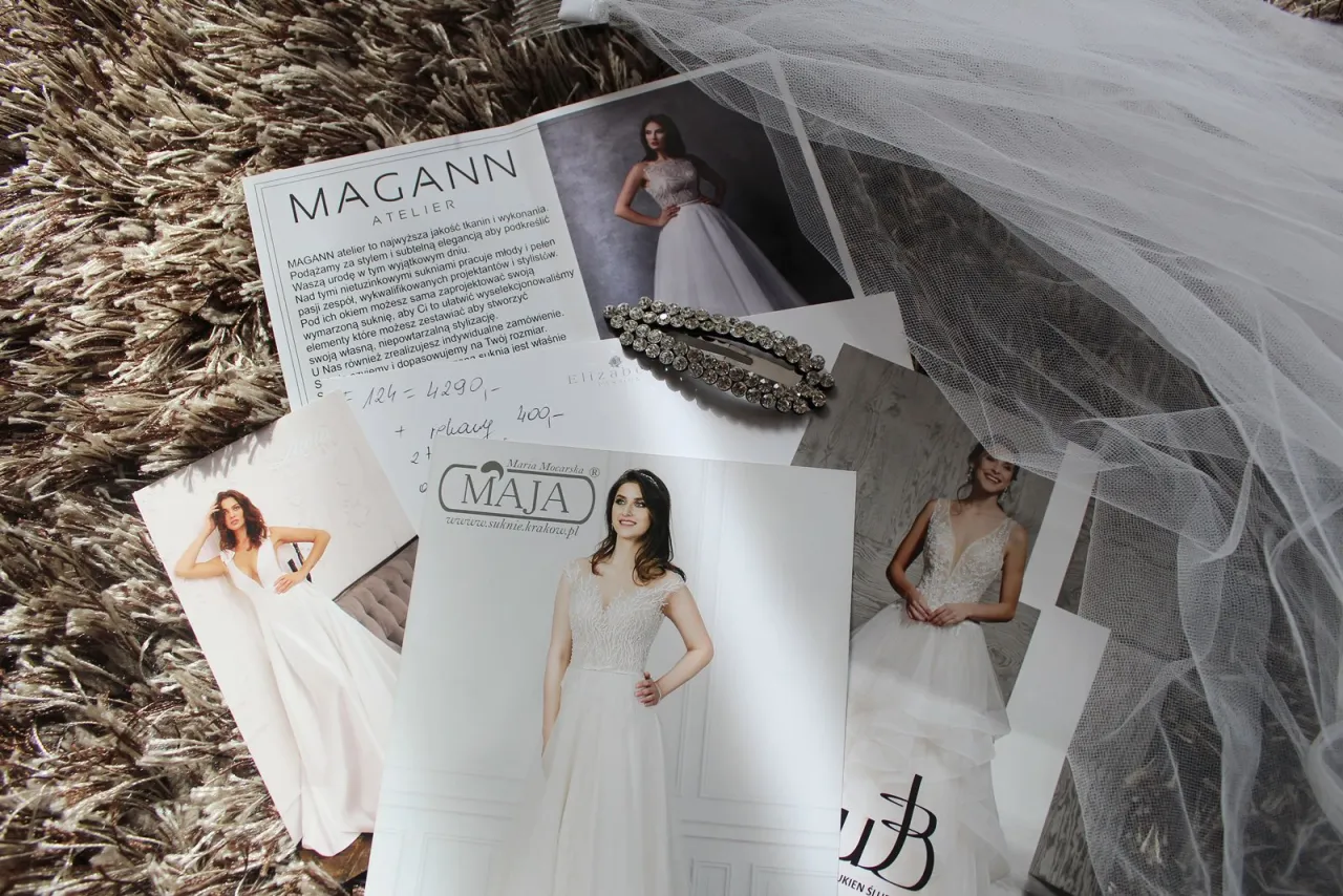 Jak wybrać suknie ślubną? Na zdjęciu materiały od MAGANN Atelier, zdjęcia sukien, welon i ozdobna spinka.