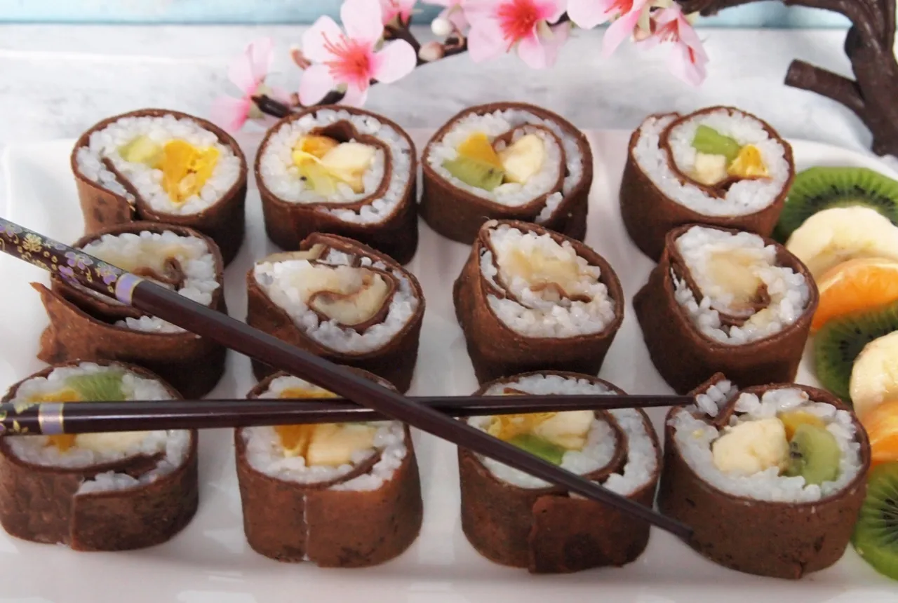 Słodkie sushi w naleśniku z owocami: banan, kiwi, mango. Pyszna nazwa dla tego deseru.