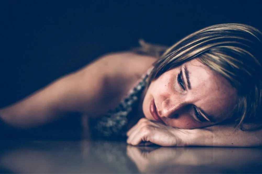 smutna osoba, depresja, różnica między smutkiem a depresją, stan psychiczny