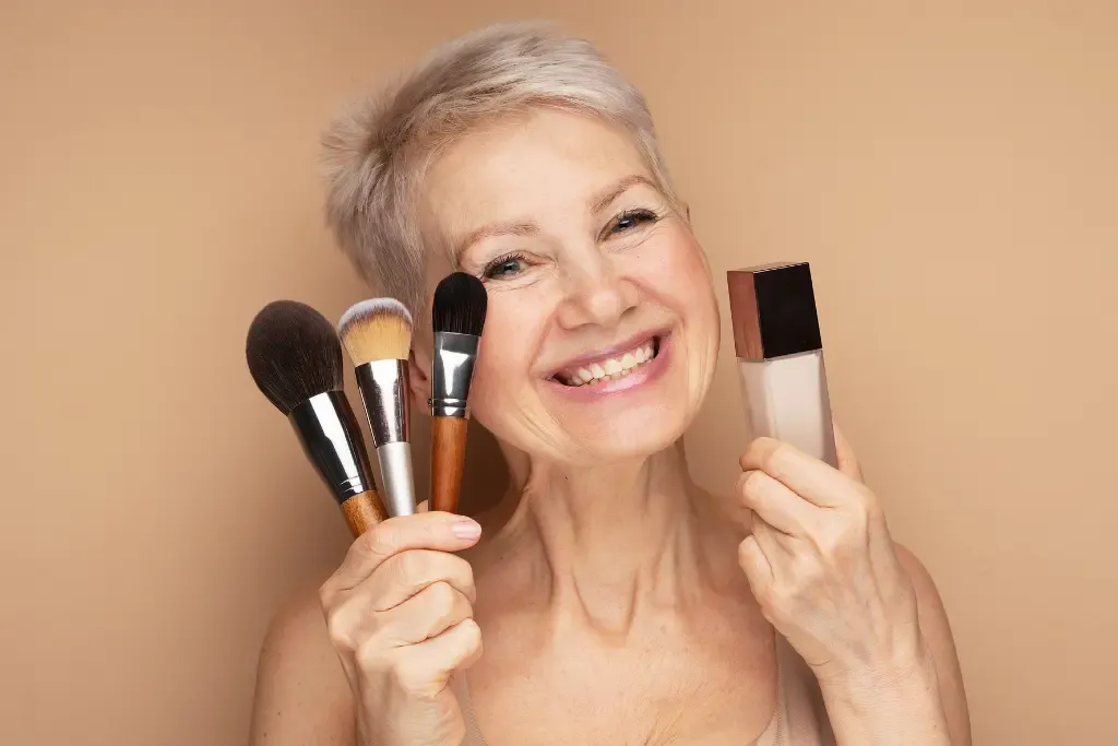 aplikacja pudru pędzlem na cerę dojrzałą