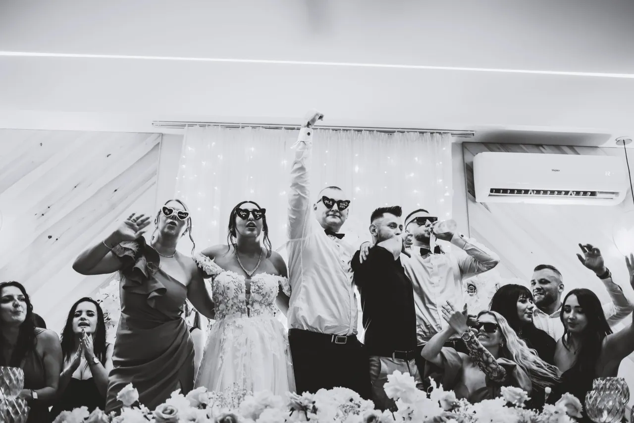 Wesele w pełni zabawy! Zastanawiasz się, ile kosztuje fotograf i kamerzysta na wesele? Ta para młoda i goście świetnie się bawią, a profesjonalne ujęcia uchwycą te chwile.