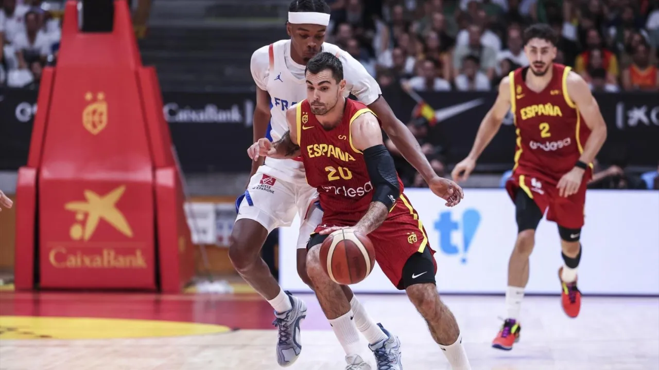 Selecci&oacute;n espa&ntilde;ola de baloncesto en el banquillo durante un partido tenso