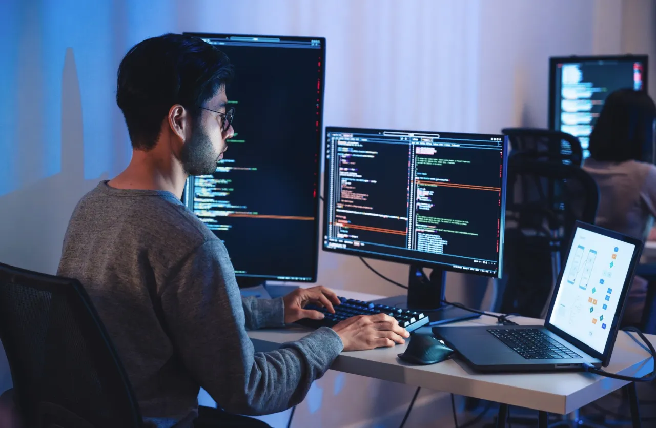 Specjalista AI praca biuro laptop