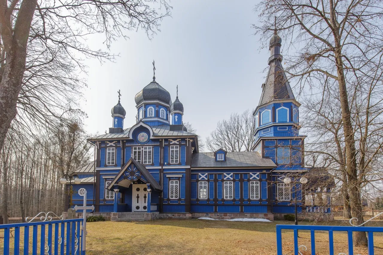 Atrakcje Białowieży żubry cerkiew