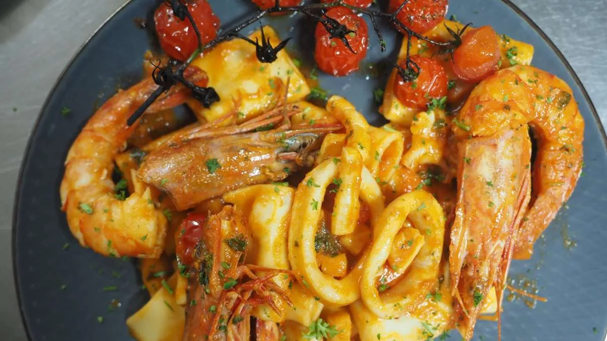 Teller mit italienisch-fr&auml;nkischem Essen in einem Restaurant