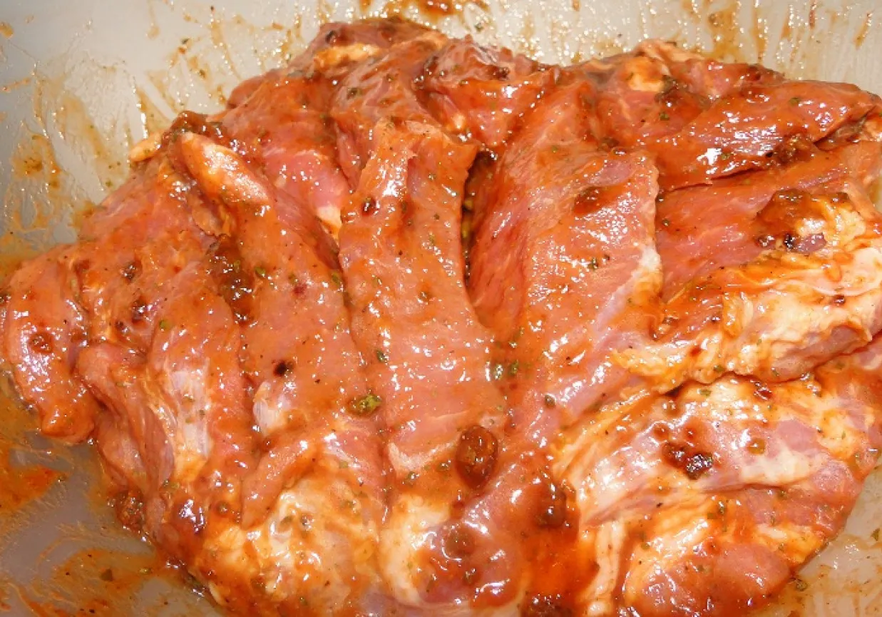 Kark&oacute;wka w sosie sojowym, gotowa do pieczenia. Mięso jest soczyste i pokryte aromatyczną marynatą.