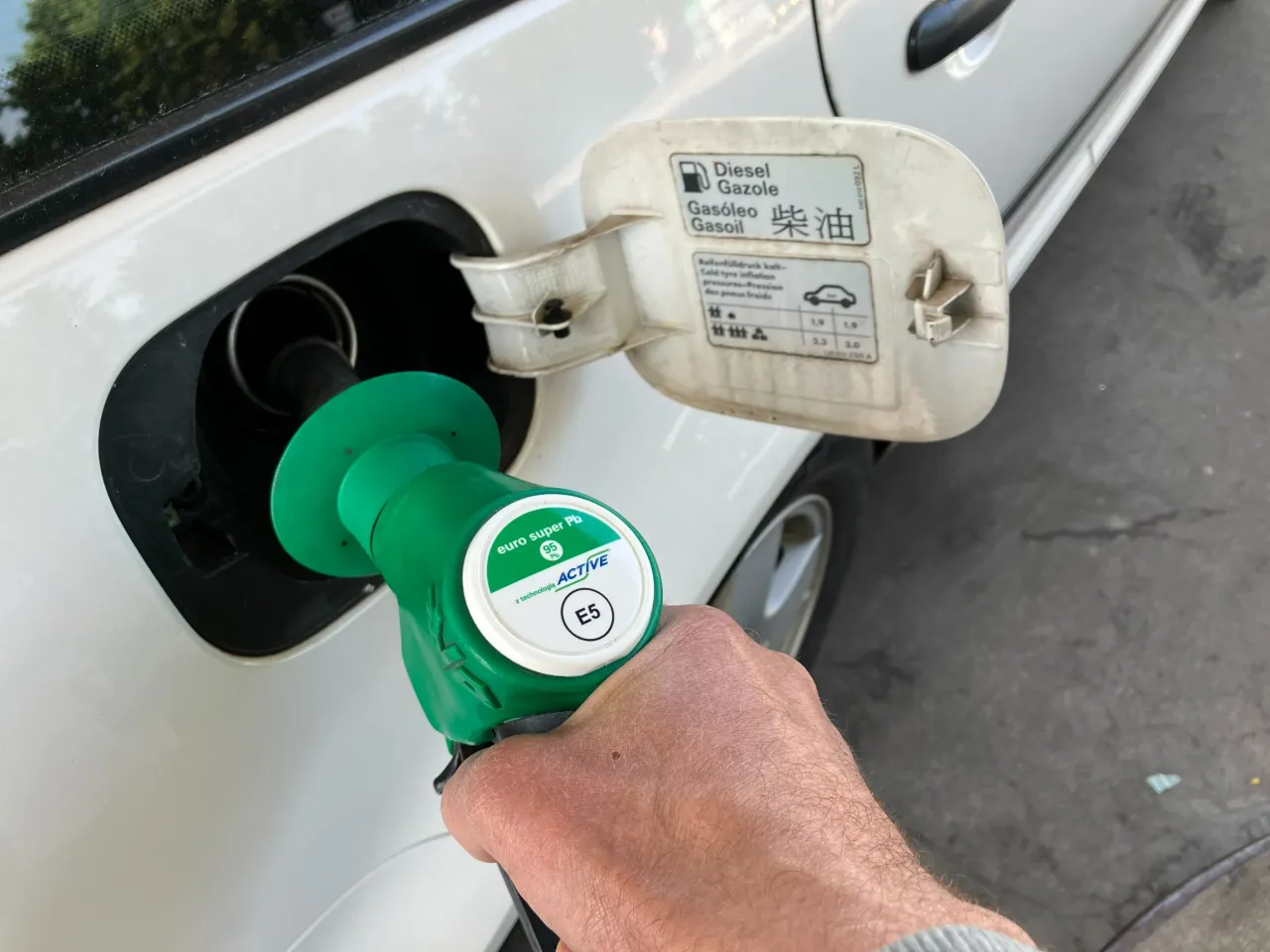 osoba tankująca samochód pomyłka paliwo