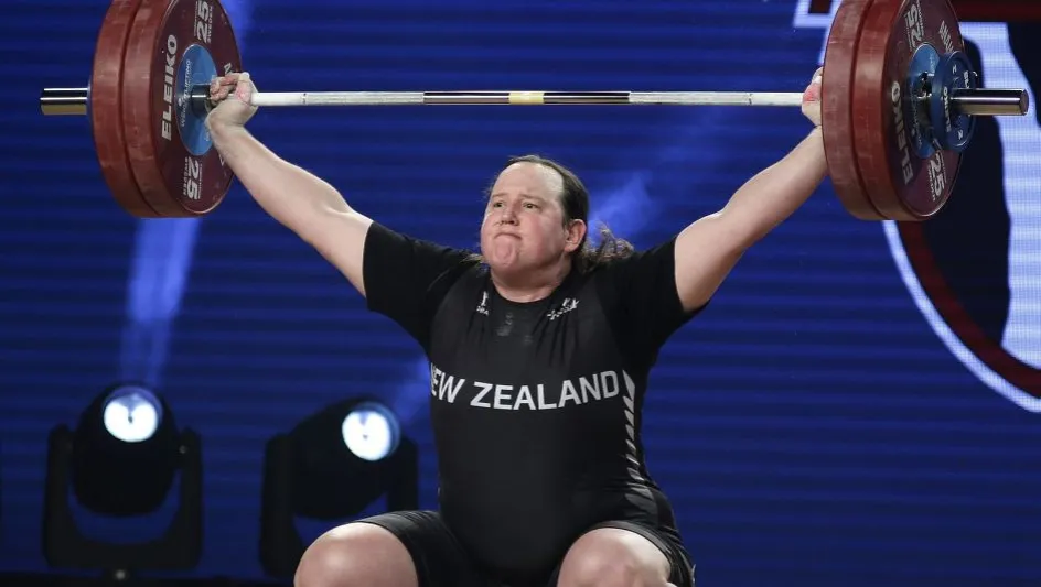 kobieta podnosząca ciężary nieprawidłowo