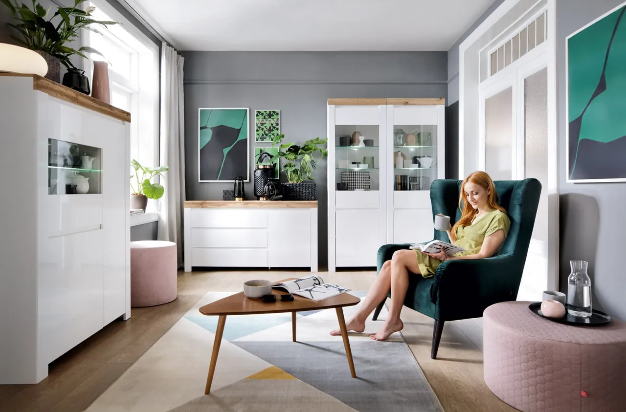 zielona kanapa pudrowy r&oacute;ż ściana inspiracje