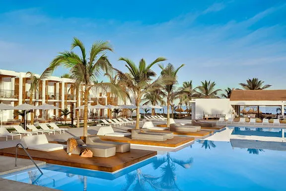 rodzina na wakacjach all inclusive, hotel z basenem, rezydent biura podr&oacute;ży