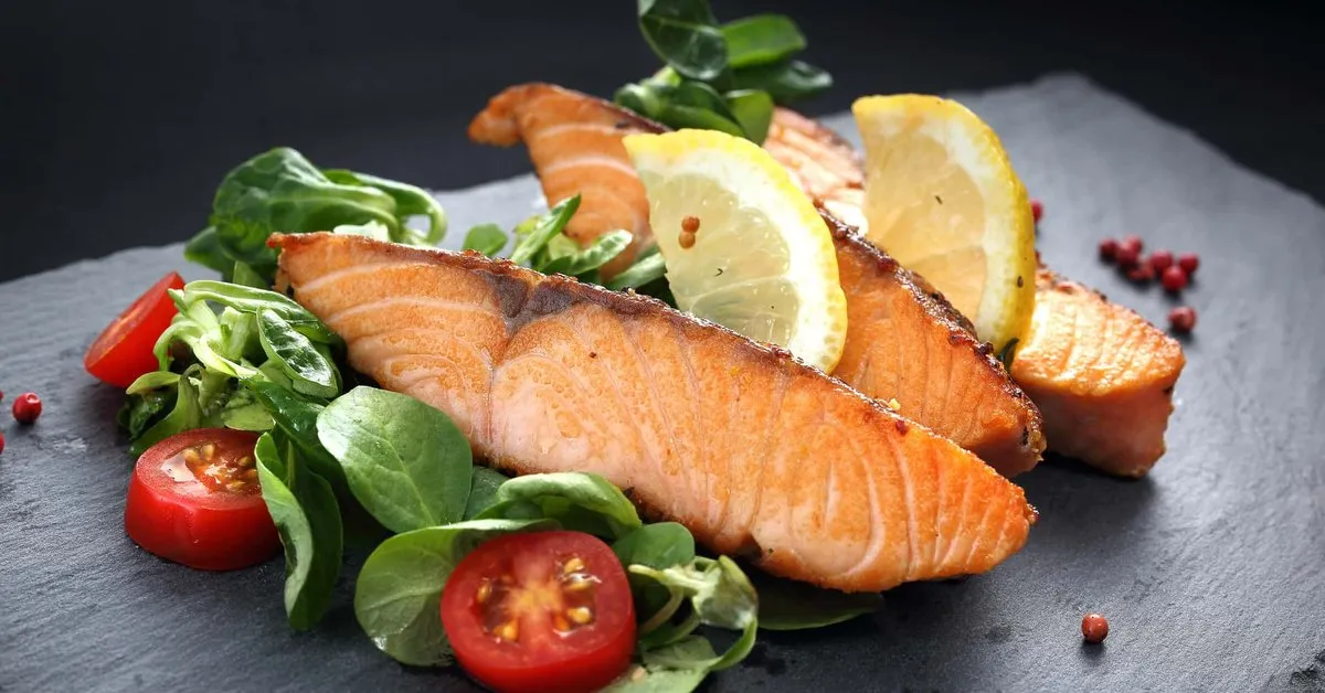 świeży łosoś na ladzie rybnej