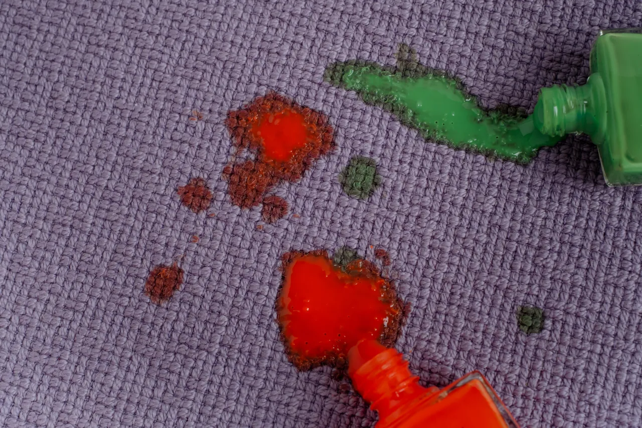 testowanie środka na plamie z lakieru na ubraniu