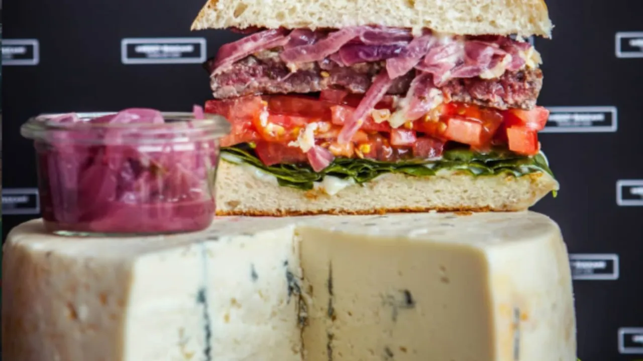 rozpływający się ser na burgerze