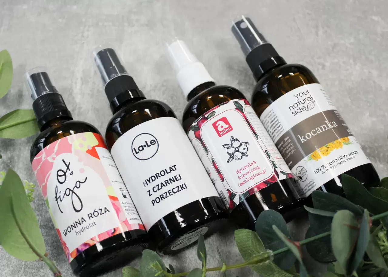 Zdjęcie Najlepsze hydrolaty do cery trądzikowej - skuteczne naturalne rozwiązania