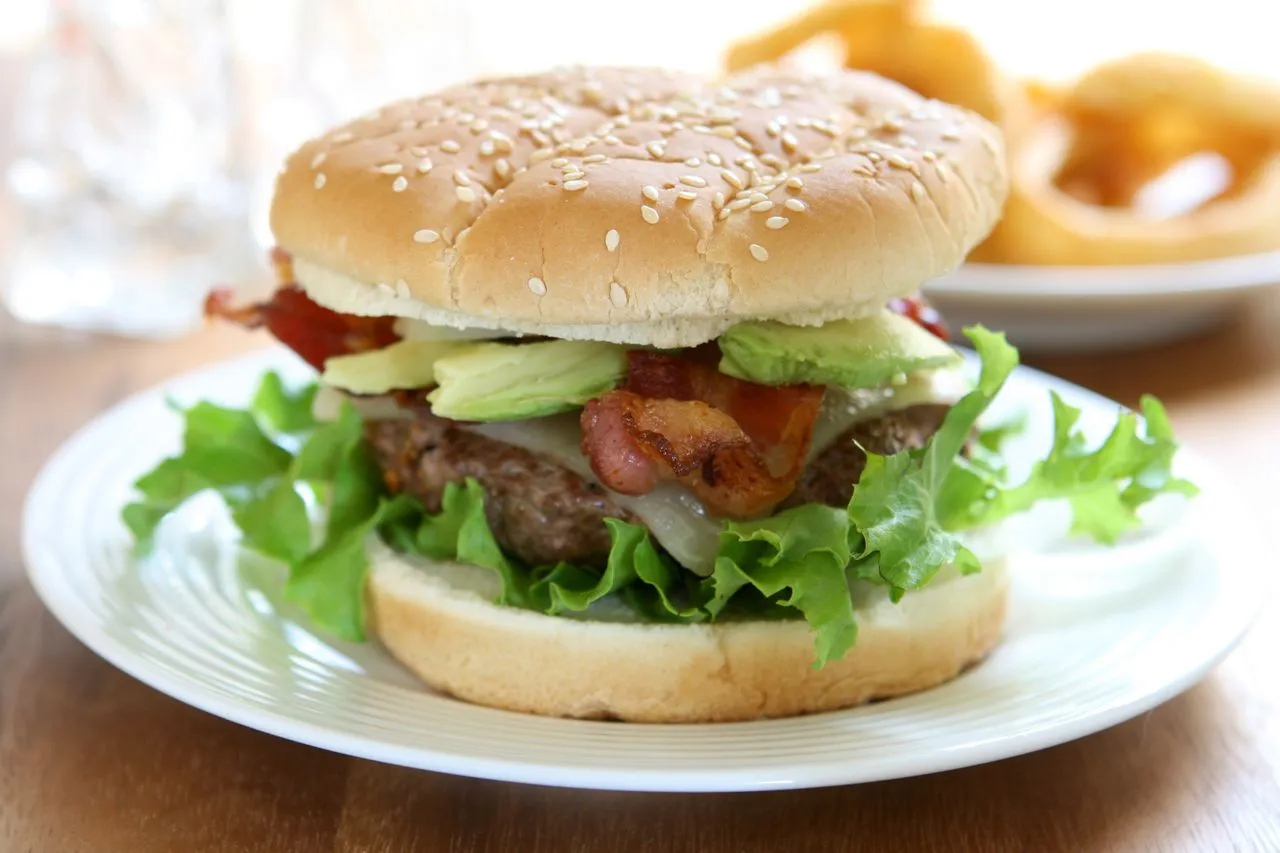 Zdjęcie Z jakiego kraju pochodzi hamburger? Odkryj jego fascynującą historię