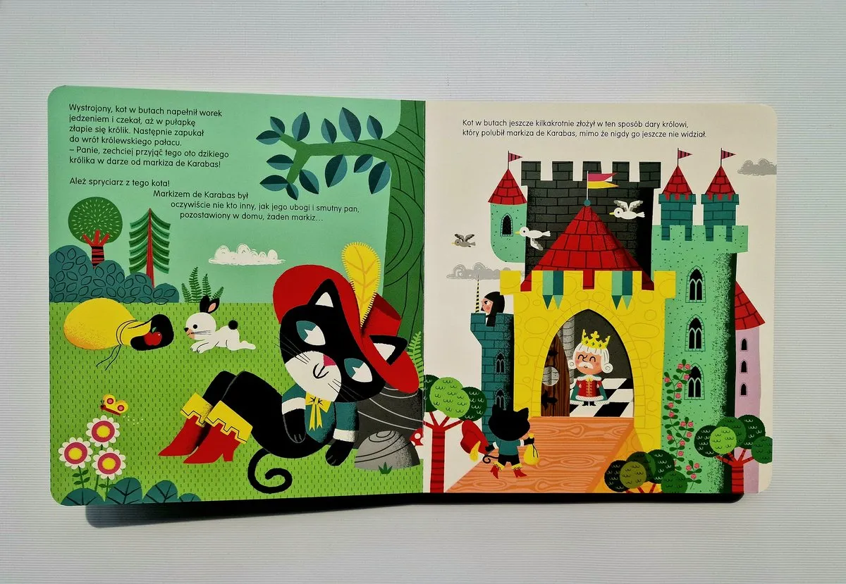 Ilustracja z baśni o kocie w butach. Kot w czerwonym kapeluszu leży na trawie obok kr&oacute;lika i pułapki. Zamek z kr&oacute;lem w oknie.