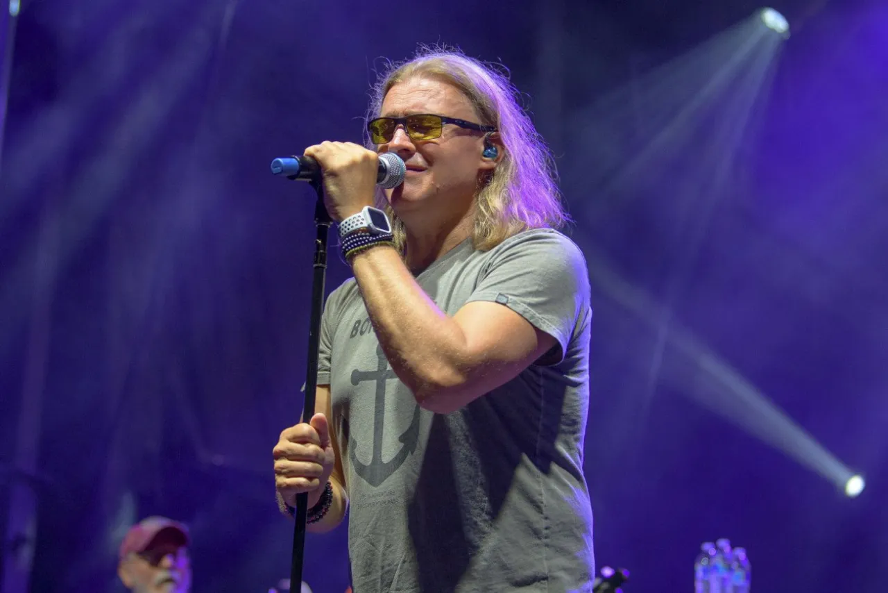 Zesp&oacute;ł Dżem z Maciejem Balcarem na scenie