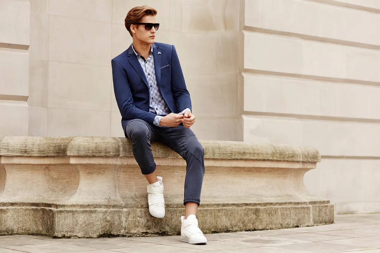 Męskie stylizacje smart casual do restauracji