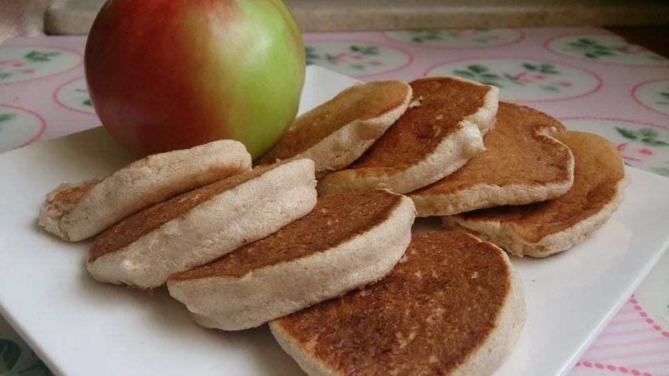 puszyste placuszki z kaszy manny z jabłkami