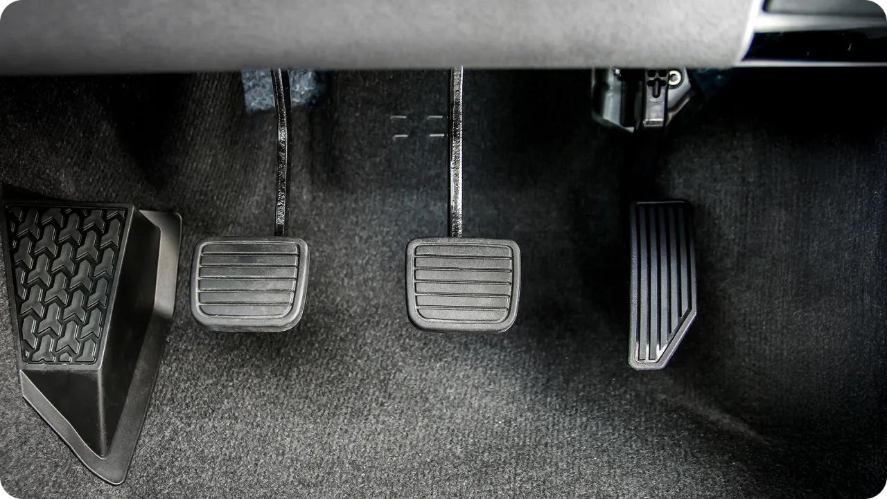 Układ pedał&oacute;w w samochodzie automatycznym