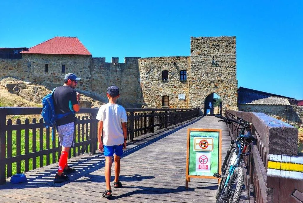 Zamek Kr&oacute;lewski w Dobczycach z dziećmi