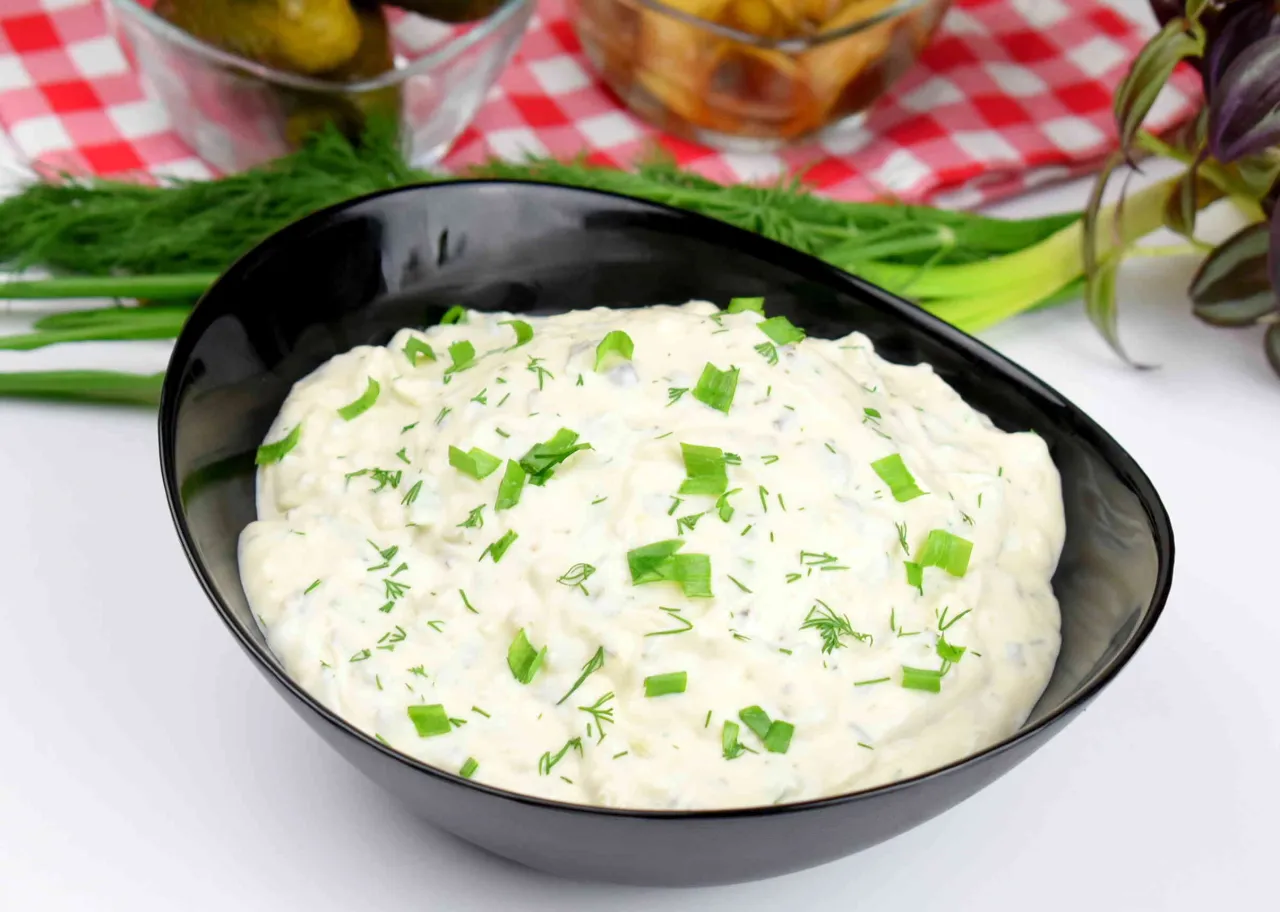 Sos tatarski z r&oacute;żnymi daniami fast food