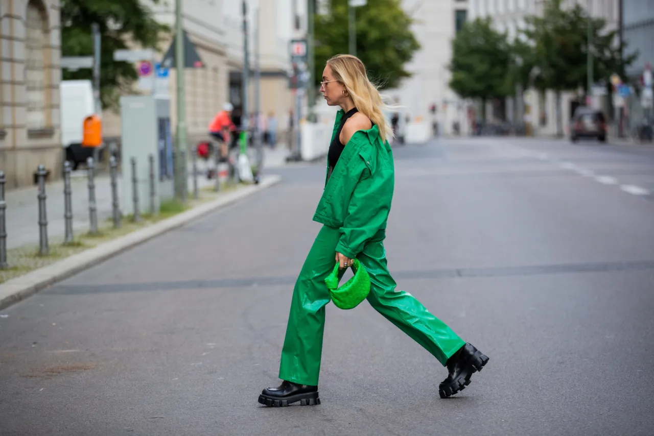 Stylizacje z zielonymi spodniami i różnymi butami