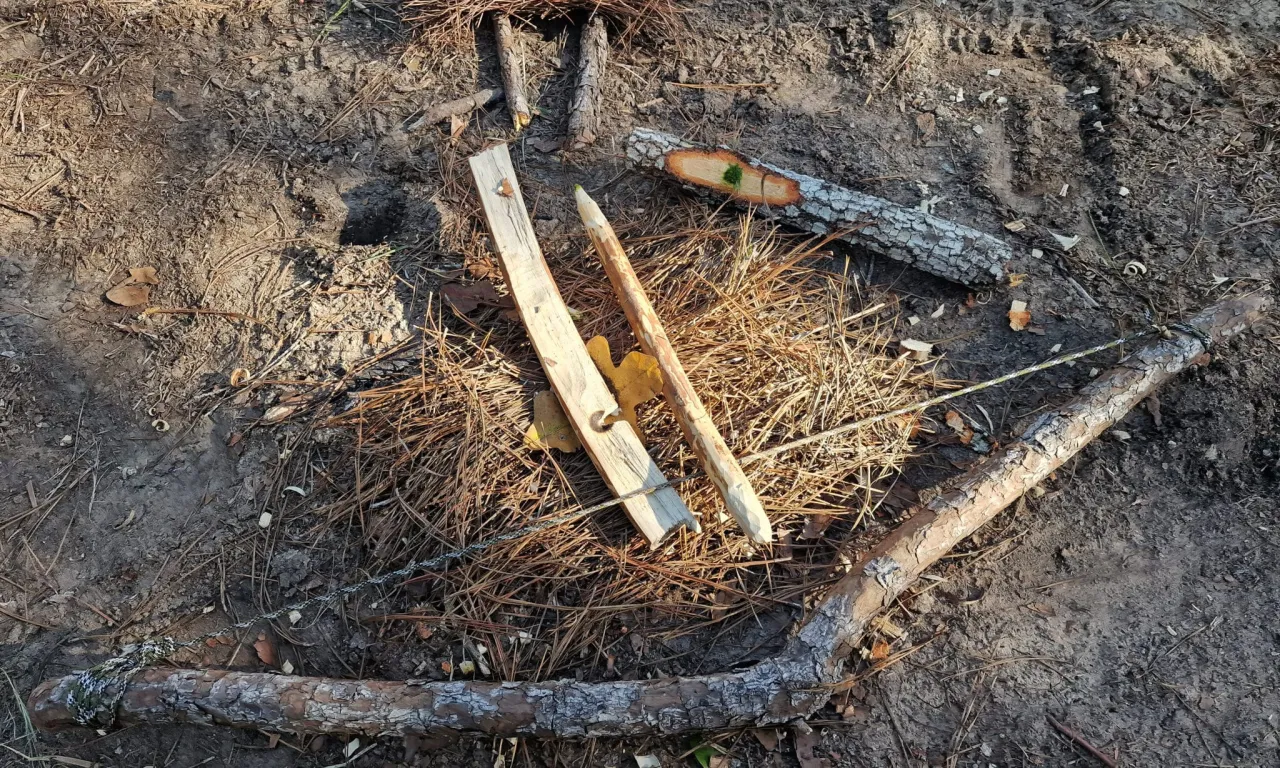 Rozpalanie ognia tarciem patyk&oacute;w survival