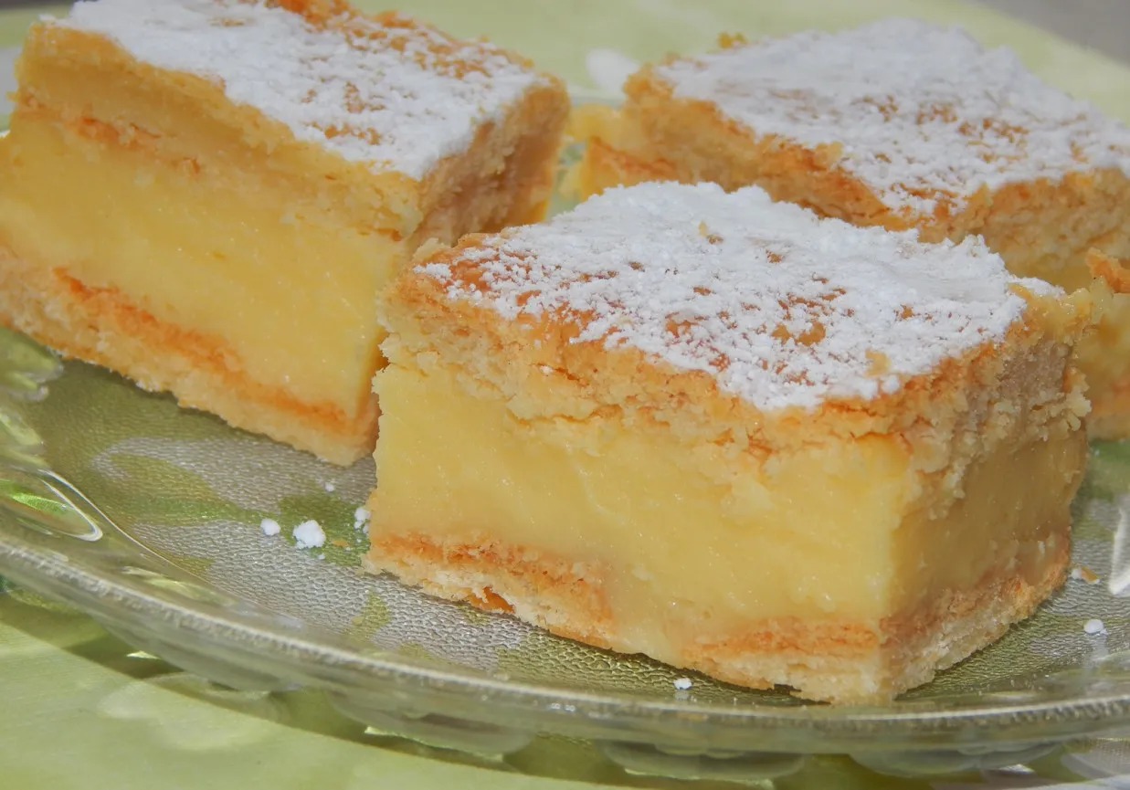 Kremowe ciasto napoleon, idealne na deser. Przepis na to pyszne ciasto jest prosty.