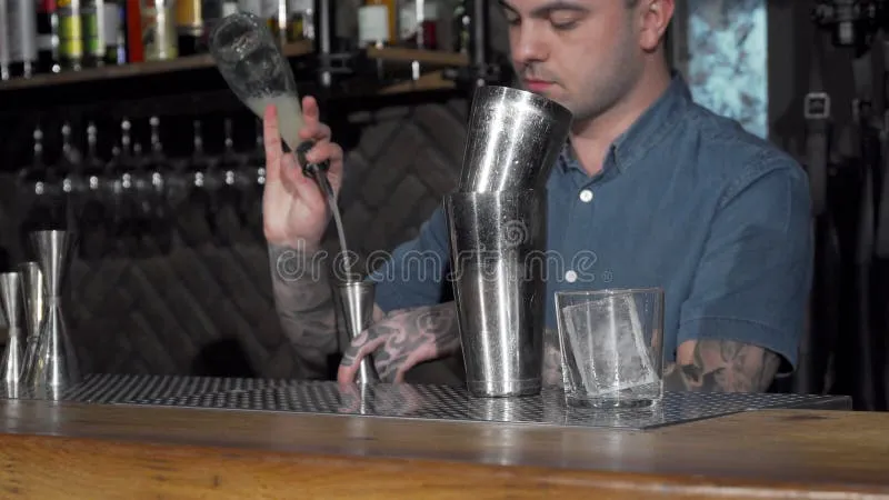barman w pracy przygotowujący koktajl