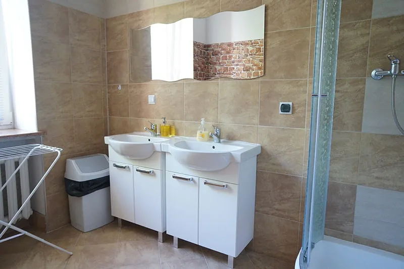 Wsp&oacute;lna kuchnia w hostelu, salon hostelu, łazienka w hostelu