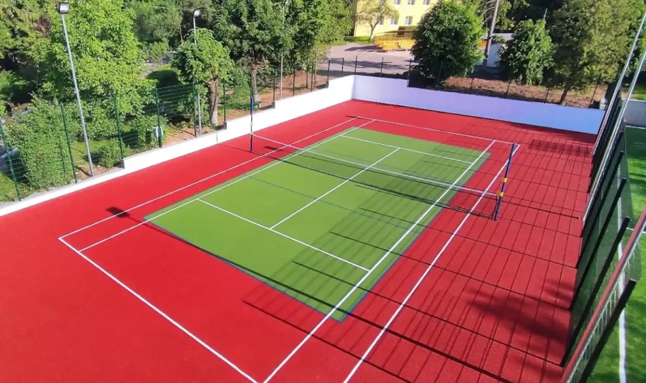 Kort tenisowy z oświetleniem LED i ogrodzeniem
