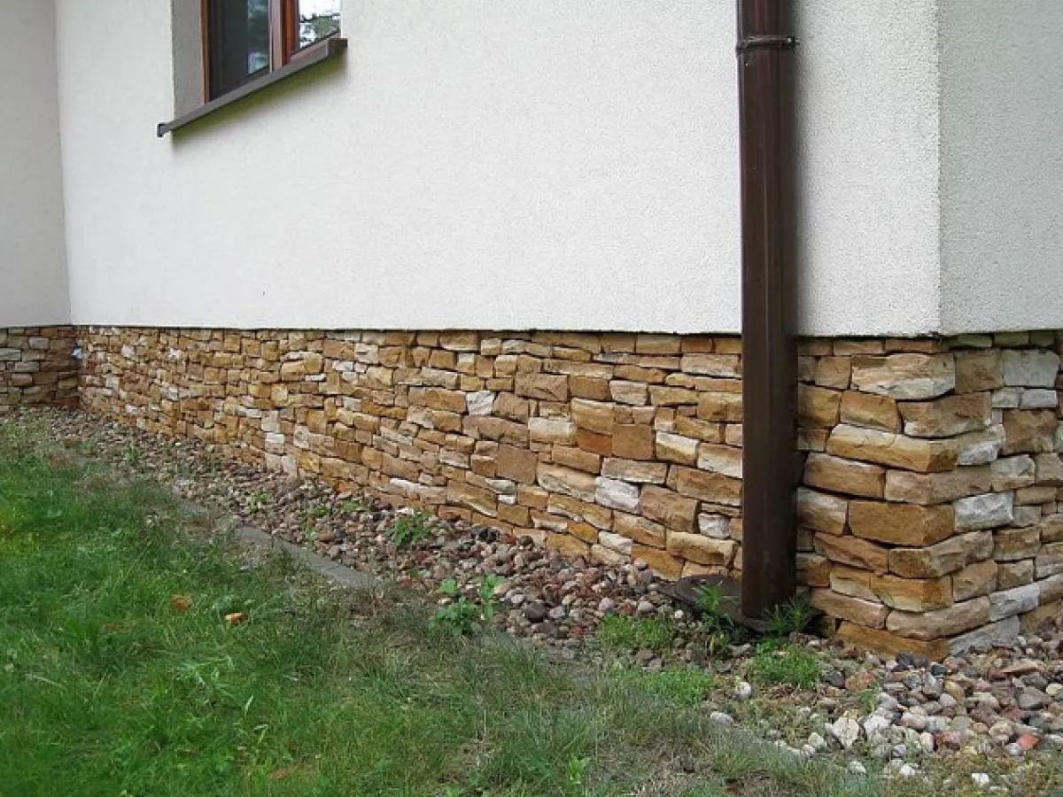 r&oacute;żne rodzaje wykończenia cokołu fundamentu